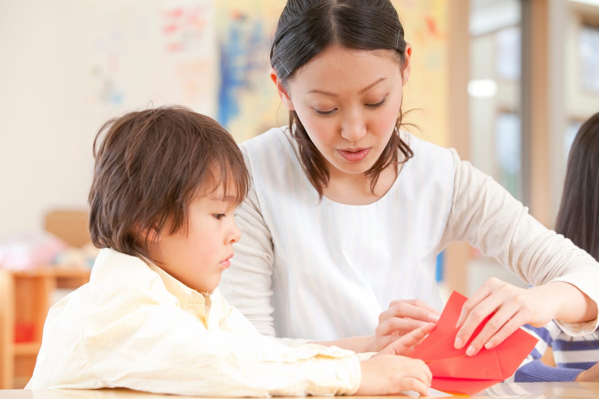 園での訪問支援の様子 — スタッフが子どもに寄り添いサポートしている場面